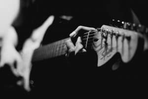 Schwarz-weiss Gitarrenspieler