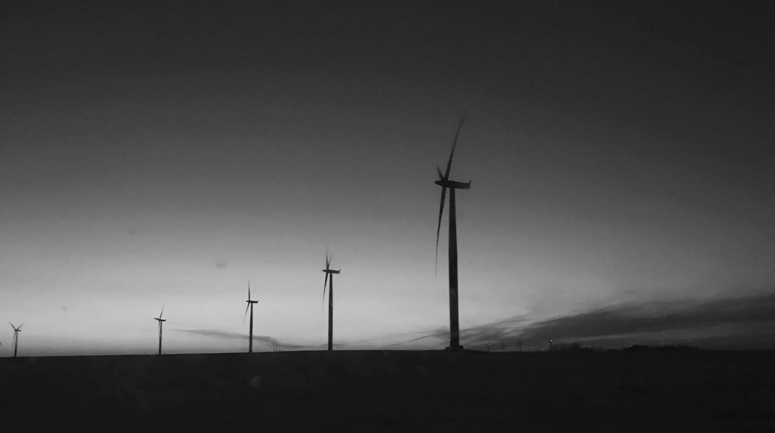 Stromwindräder in düsterer Umgebung