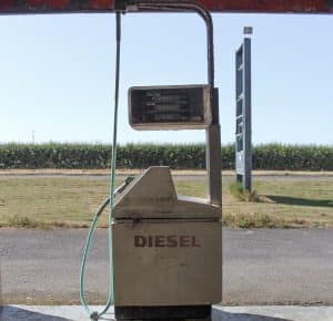 Eine verwaiste Zapfsäule an einer Tankstelle mitten in der Landschaft!