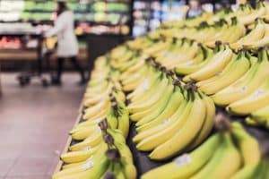 Ein Verkaufstisch mit gelben Bananen auf einem Obstmarkt!