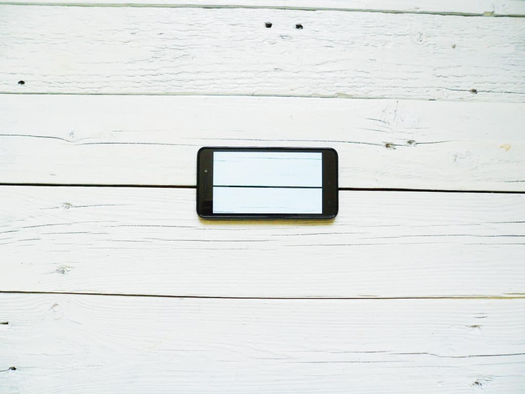 Bildeffekt Iphone auf weisser Holzwand