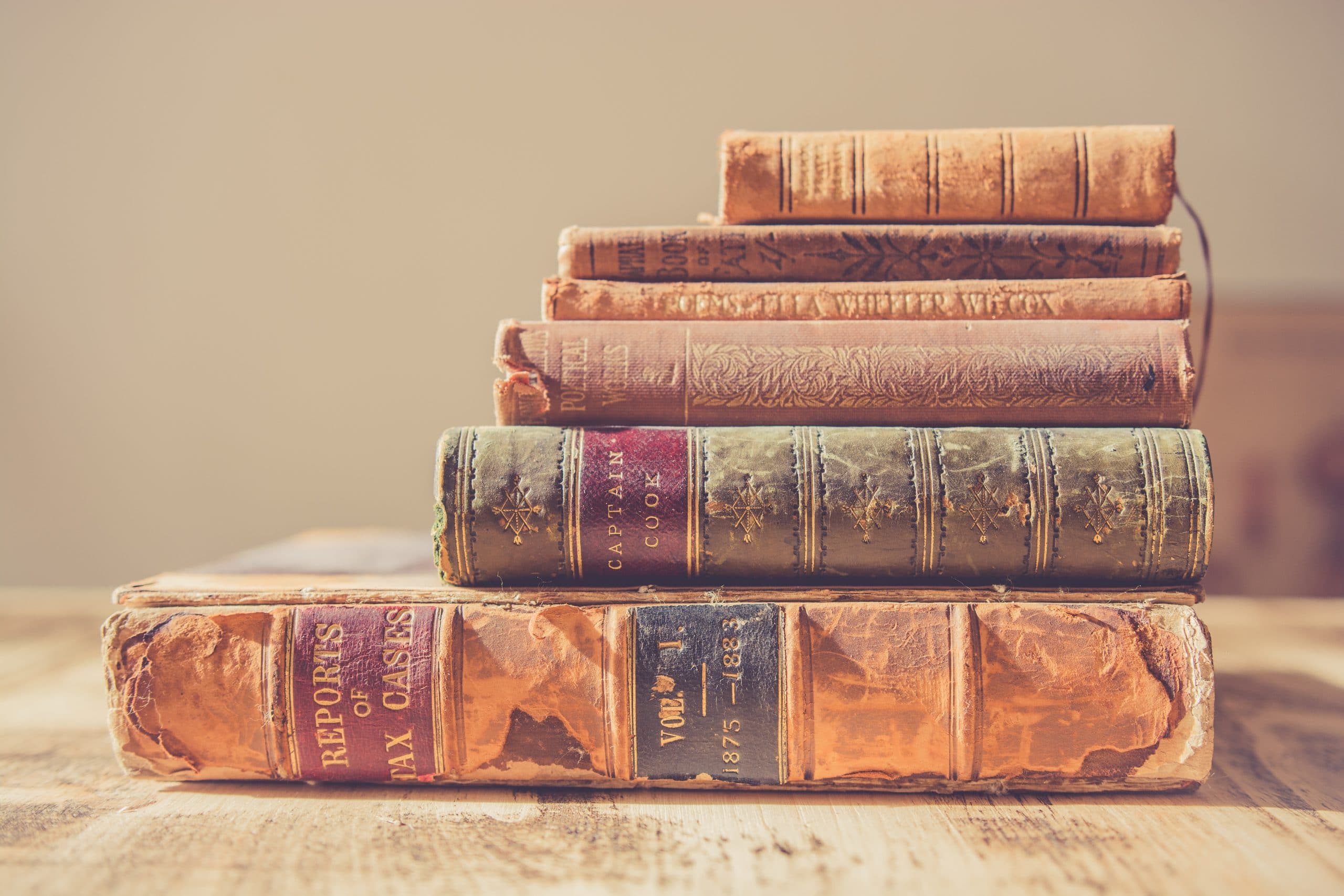 Ein Bücherstapel und Gutenberg der Erfinder des Buchdrucks