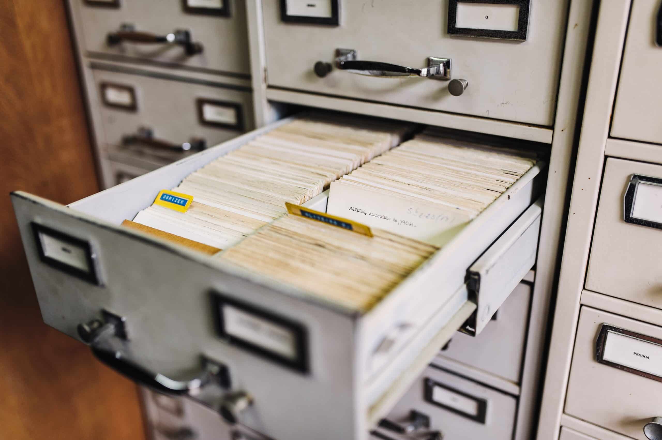 Weisser alter Aktenschrank mit Karteikarten